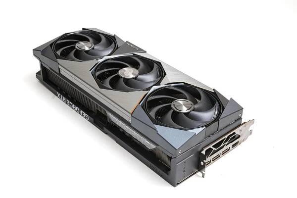 Test grafiky MSI GeForce RTX 5080 16G Suprim SOC. Mrazivě studená