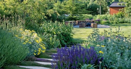Jak docílit harmonické zahrady: základem je soulad s okolím a přírodní materiály