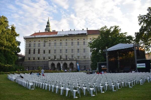 VIDEO: Podzámeckou zahradu rozezněla Noc na Karlštejně