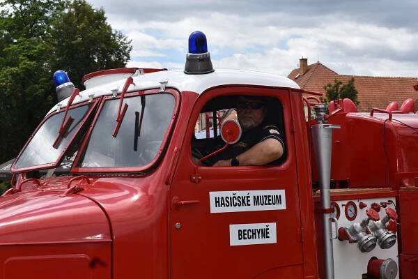 Bechyňští hasiči slavili s motory i koňskými spřeženími
