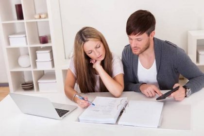 Stáhnout - Nešťastný mladý pár v finanční potíže doma — Stock obrázek