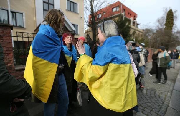 FOTO: Nad ambasádou zavlála vlajka Ukrajiny, pochází od elitní vojenské jednotky