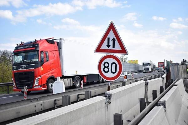 VIDEO: Aktuálně ničí na estakádě D46 v Prostějově beton vodním paprskem