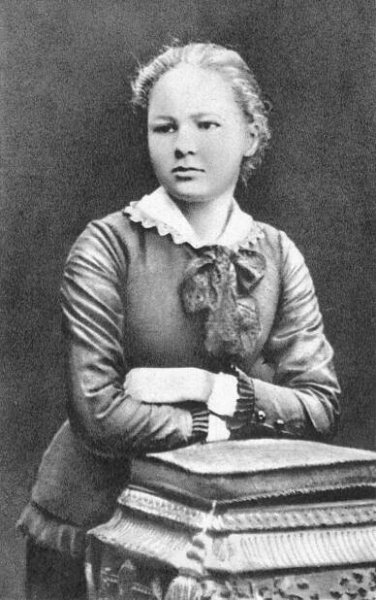 Soubor:Marie Sklodowska 16 years old.jpg – Wikipedie