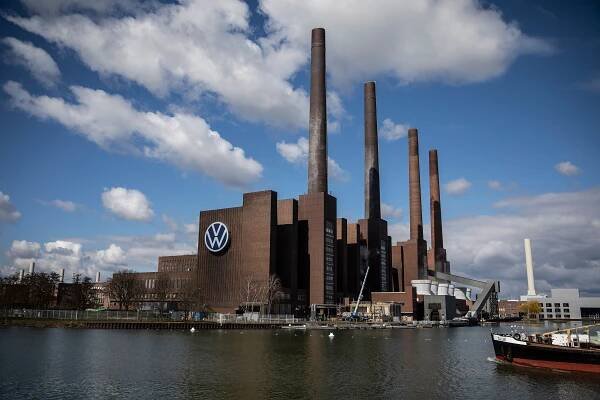 Volkswagen snižuje výrobu elektromobilů kvůli malé poptávce