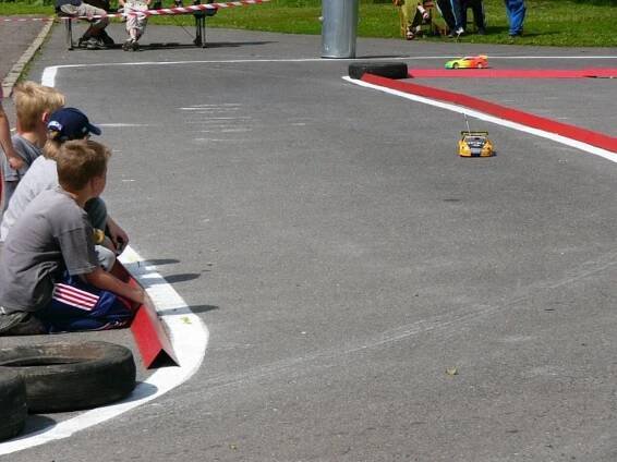 Rádiem řízeným autům propadli amatéři i bývalí sportovci