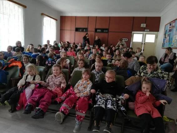 Diskžokej v koutském kině MŠ_ZŠ - Oficiální stránky Mateřské školy Kout na Šumavě