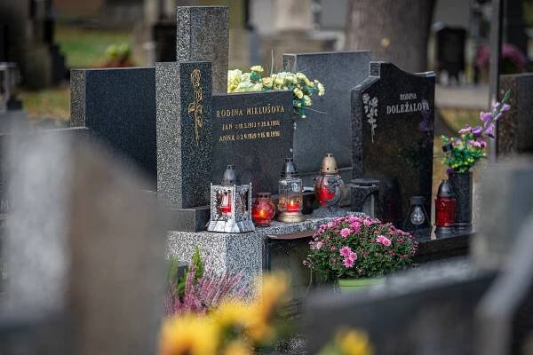 Dušičkové období je tady. Na hřbitovy ve středu vyrazili i lidé v kraji
