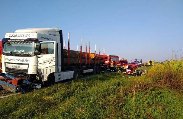 Na Hodonínsku se čelně srazil nákladní vůz s osobním, dva lidé nehodu nepřežili