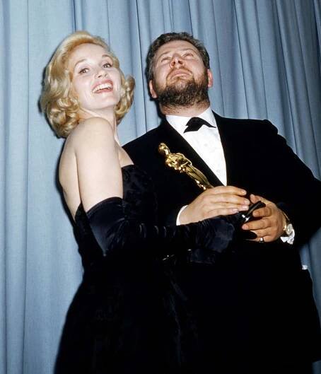 English actress Eva Marie Saint presents the Oscar for Best Supporting Actor to English actor Peter Ustinov (1921 - 2004) at the 33rd Academy Awards, Santa Monica, California, 17th April 1961. Ustinov won the award for 'Spartacus'. 