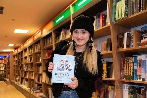 Eliška Mrázová, Nikol Moravcová, Luboš Kulíšek a další pokřtili knihu Dítě v síti | Červenýkoberec.cz
