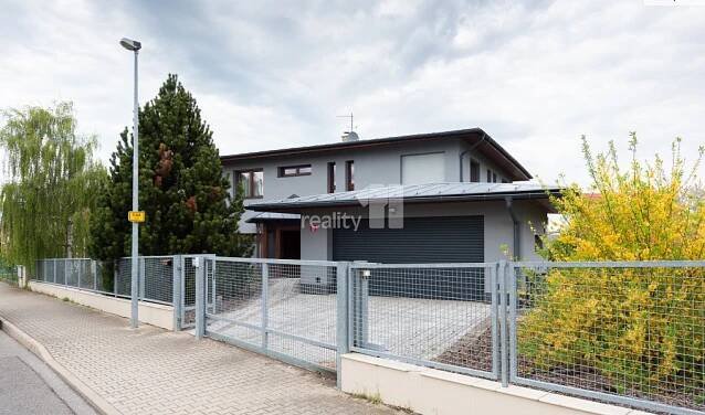 Prodej prostorného rodinného domu 432 m2, 7+kk s bazénem a zahradou, Praha Královice | Reality.iDNES.cz 
