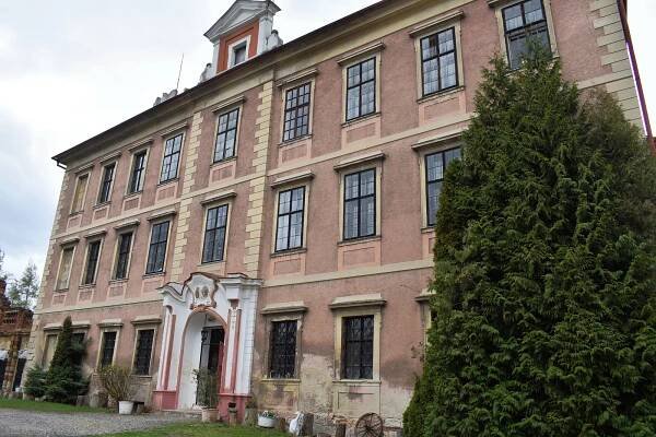 OBRAZEM: Tady jste dlouho nebyli. Podívejte, jak vypadá zámek v Líčkově