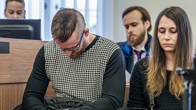 Soud ve čtvrtek dále projednává případ policistů Tomáše Strnada, Martiny Kolaříkové a Tomáše Soukupa (není na snímku), kteří loni v únoru napadli několik dívek před nočním klubem na pražském Smíchově.  (30. ledna 2025)