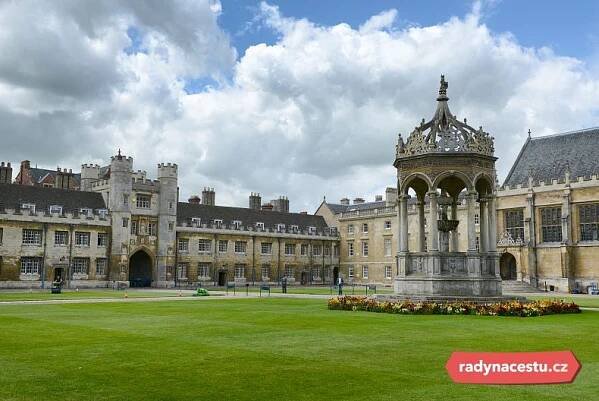 Nádvoří v Cambridge