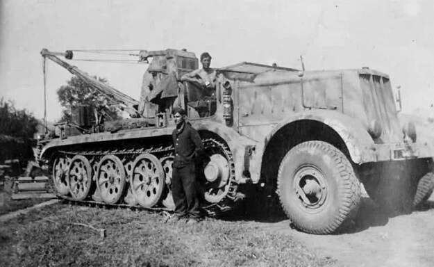 Famo Sd.Kfz. 9/1 crane.