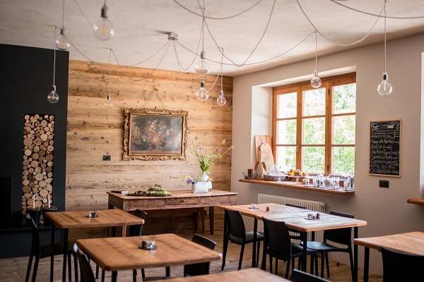 Světelný „pavouk“ tvořený designovými žárovkami a kabely. Levné a působivé