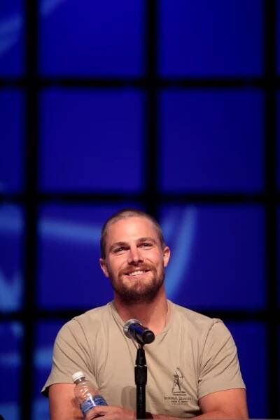 Súbor:Stephen Amell 2014 Phoenix Comicon 1.jpg – Wikipédia