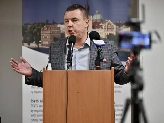 Rajchl obešel všechny strany, jestli ho nechtějí. Nechtěli ho, tak se vrátil k Okamurovi