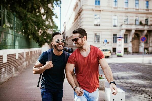 Evropský výzkum LGBTI: Skoro půlka queer lidí v Česku se na ulici nevodí za ruku. Které země jsou na tom ještě hůř a kde se na veřejnosti můžete i políbit?