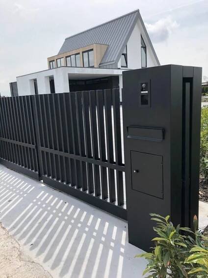 Automatische schuifpoort en hekken - Sapmetaal | Huis buitenkant, Modern huis exterieur, Hekken