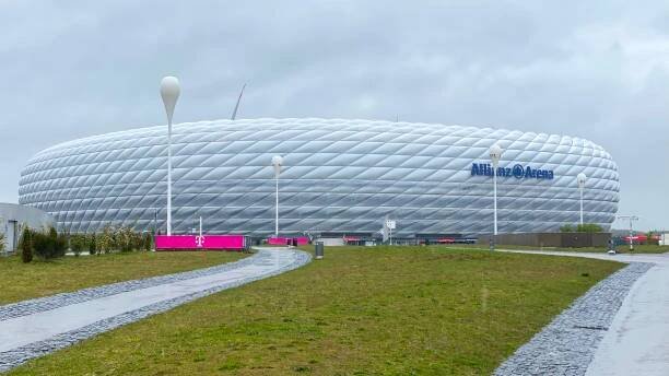 allianz arena stadium - oficiální hřiště fc bayern mnichov - allianz arena - stock snímky, obrázky a fotky