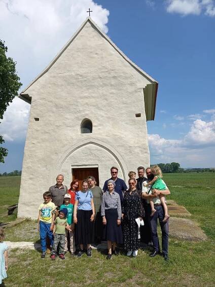 Trojlodní bazilika ve Valech u Mikulčic opět ožila paschálními zpěvy pravoslavných poutníků – PRAVOSLAVNÁ CÍRKEVNÍ OBEC