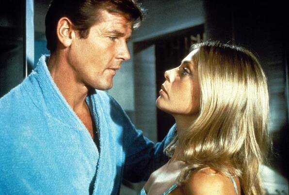 Roger Moore, Britt Ekland - James Bond: Muž so zlatou zbraňou - Z filmu