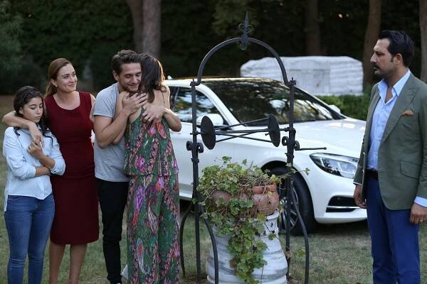 Doğa Zeynep Doğuşlu, Ceyda Düvenci, Sercan Badur - Babam ve Ailesi - Episode 3 - Z filmu