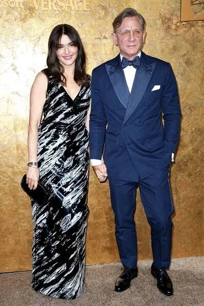 James Bond Daniel Craig vyvedl do společnosti manželku Rachel Weisz a blýskl se také zbrusu novým účesem.