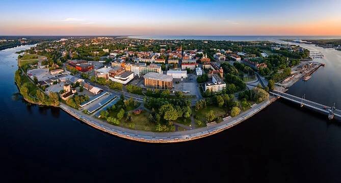 Soubor:Pärnu kesklinn - Aerial photo of Pärnu in Estonia (2).jpg