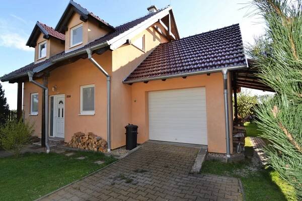 RD 4+kk k pronájmu se zahradou, garáží a parkovacím místem, Hostěnice, okr. Brno - venkov.