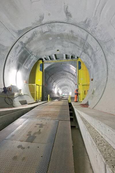 Momentálně probíhá na stavbě montáž technologického vybavení, jako jsou zařízení pro napájení vlaků, ventilační systém a osvětlení nebo čerpací systém podzemních vod.