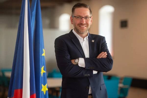 Novým hejtmanem Plzeňského kraje je Pirát Rudolf Špoták. Členové ODS A TOP 09 se volby neúčastnili