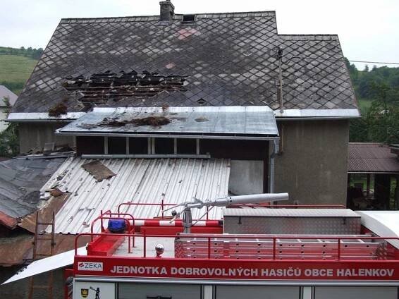 Střechu domu v Huslenkách zachvátily plameny
