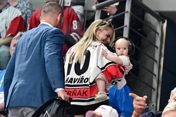 Manželka Davida Pastrňáka s dcerou