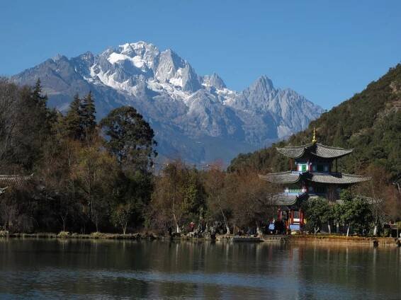 Park s Jade Dragon Snow Mountain v pozadí
