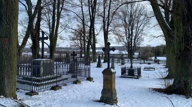 Ze hřbitova v Heřmánkovicích zmizely desítky německých hrobů. Šlo o ruiny, říká starostka | Hradec Králové