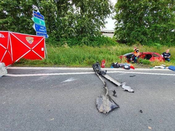 Po kruhovém objezdu na křižovatce u Struhařova volá i banner se smrtkou