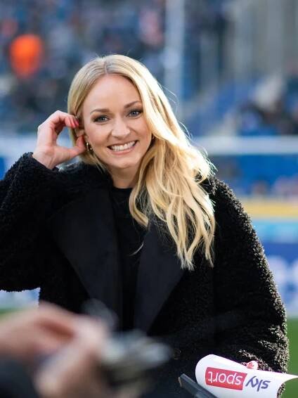 Katharina Kleinfeldt (Sky TV Moderatorin), GER, TSG 1899 Hoffenheim vs. Bayer 04 Leverkusen, 1. Fussball Bundesliga, 20. Spieltag, Spielzeit 2022/2023, 11.02.2023 DFB/DFL regulations prohibit any use of photographs as image sequences and/or quasi-video Foto: Eibner-Pressefoto/Michael Memmler