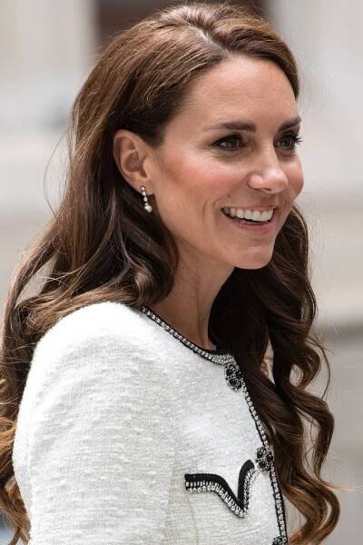 Náušnice z postříbřeného rhodia pořídila Kate Middleton v řetězci Heavenly London za přibližně tři tisíce korun a nevidíme je na ní poprvé. 