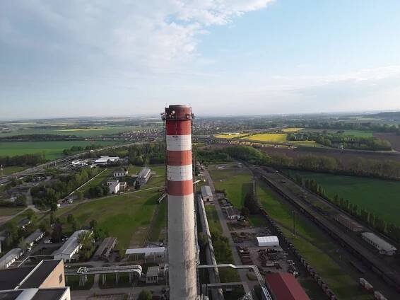 Komín opatovické elektrárny se sokolům zalíbil.