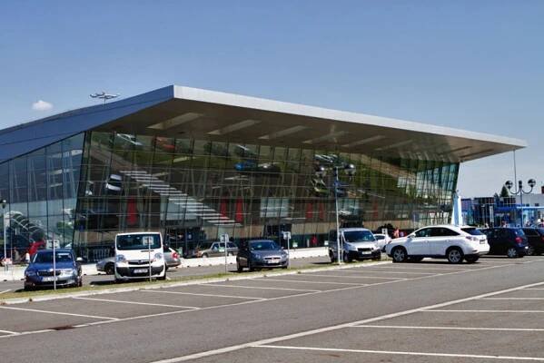 Letišti v Mošnově přibývá cestujících, staví se parkoviště pro 500 aut