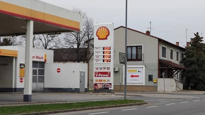 Čerpací stanice ve městě Neusiedl am See (A). 30. 3. 2023