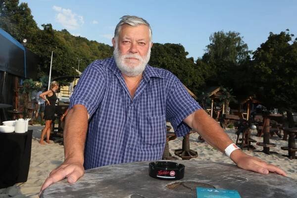 Jednoho z trojice raubířů ve filmu Dívka na koštěti ztvárnil Vlastimil Zavřel. 