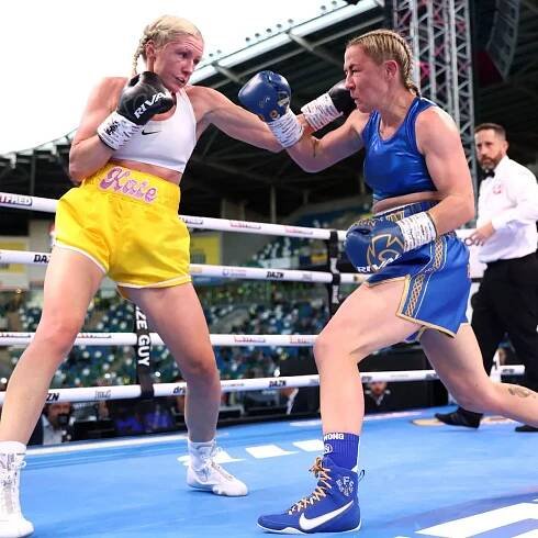 Molly McCann boxing fight result as former UFC star is kicked in debut