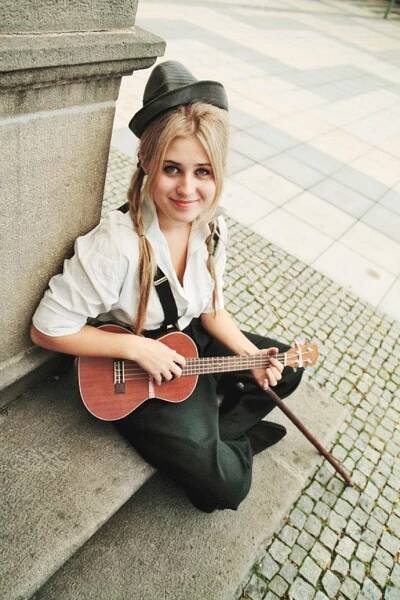 Elis Mraz se kromě zpěvu věnuje hře na ukulele.