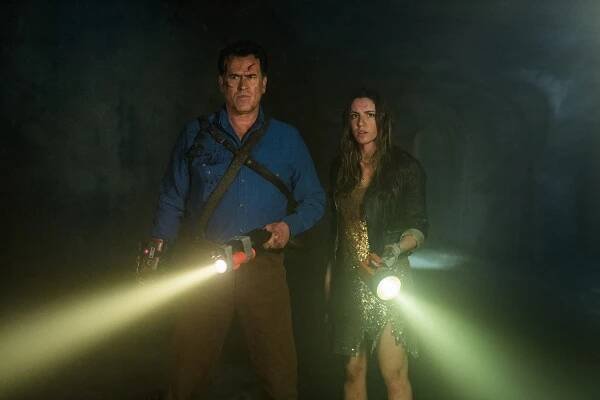 Ash vs Evil Dead - The Mettle of Man - Z filmu - Bruce Campbell, Arielle Carver-O'Neill