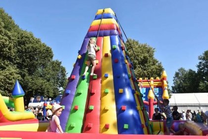 FOTO: Čiperkové zpívali, děti skákaly na hradě. Zahradu Čech oživil Kinder Fest