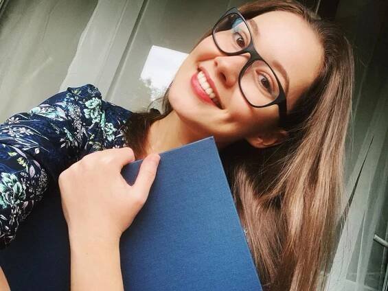 Maruška ze Tří bratrů Rojková je sexy „šprtka"! Chlubí se luxusním zadečkem i titulem